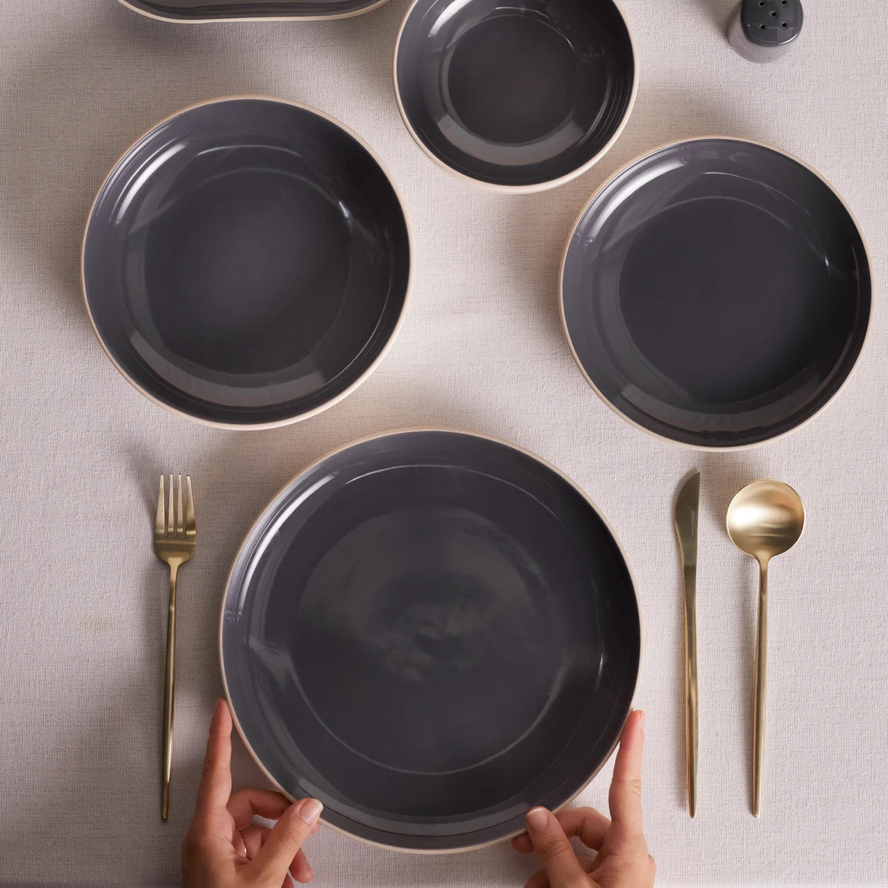 Karaca Terra 36-Piece Anthracite Dinnerware Set voor 8 persoon
