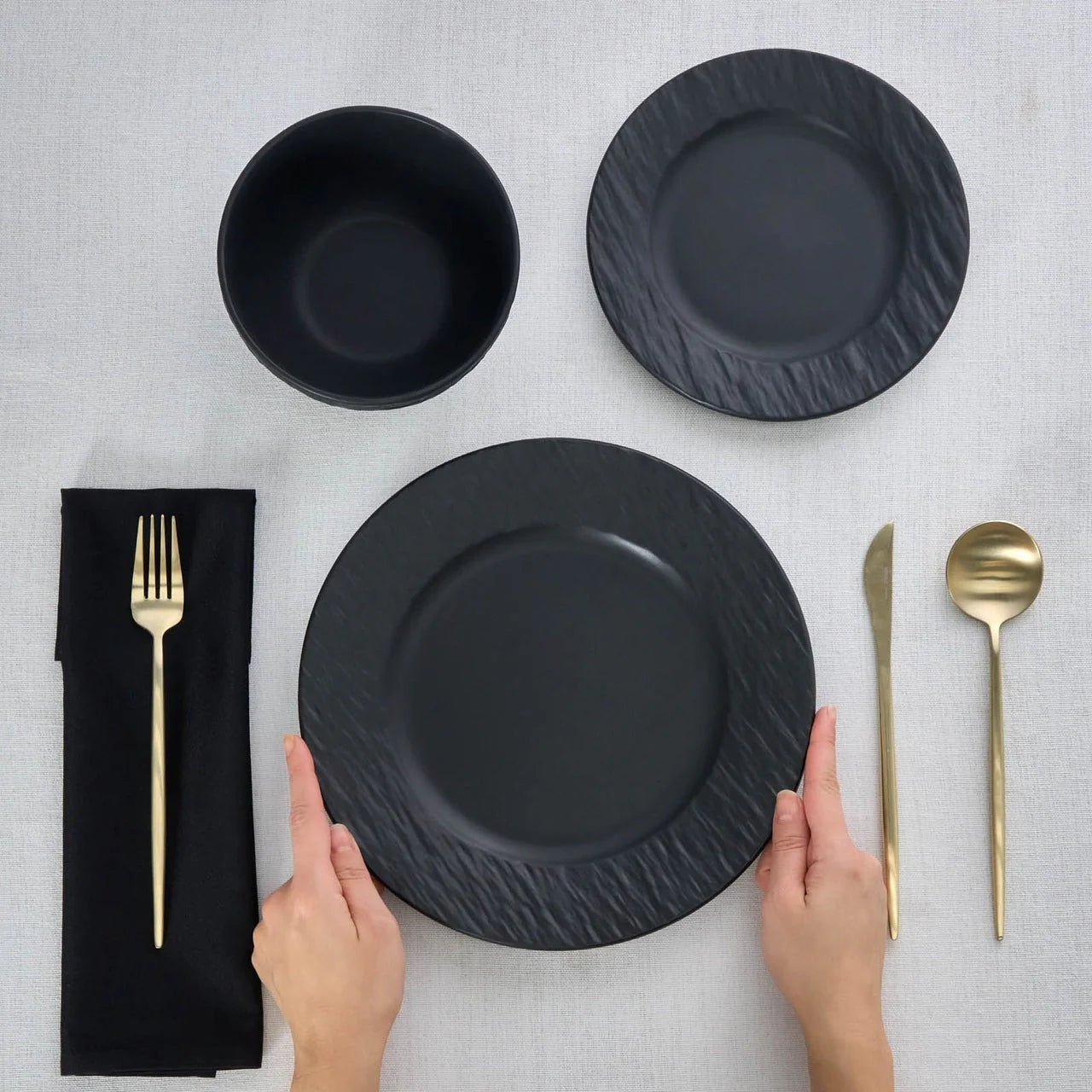 Karaca Solem Embossed - 18-delig Servies van Steengoed voor 6 Personen, Zwart