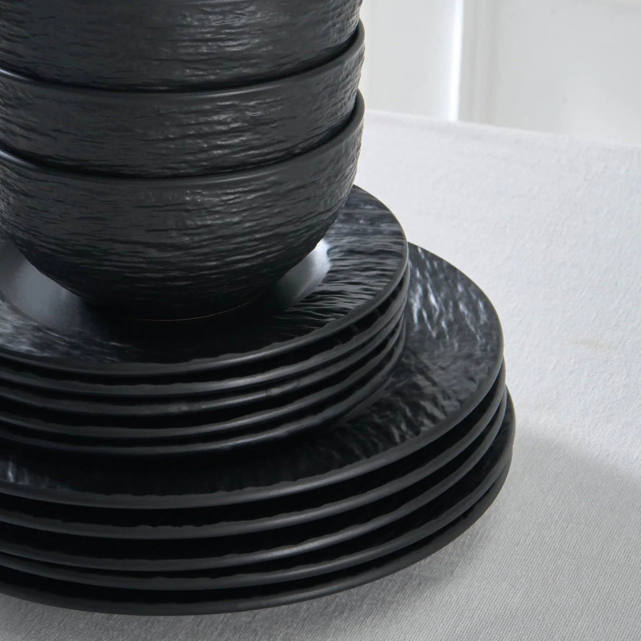 Karaca Solem Embossed - 18-delig Servies van Steengoed voor 6 Personen, Zwart